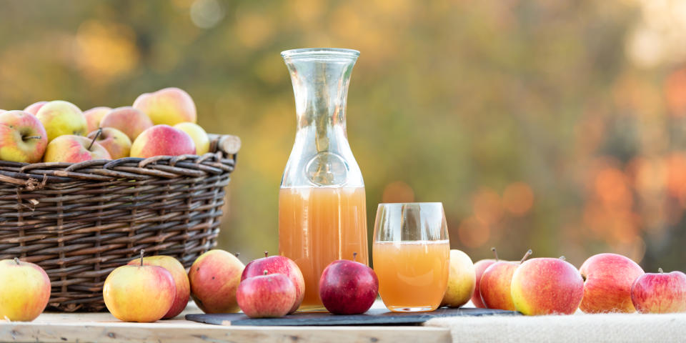 El jugo de manzana contiene minerales como hierro y magnesio, además contenido  ácido málico y sorbitol. Esta combinación ofrece una acción restauradora de la digestión. (Getty Creative)