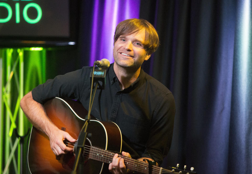 ARCHIVO - Ben Gibbard, de la banda Death Cab for Cutie, se presenta en el Radio 104.5 Performance Theater en Filadelfia el 26 de julio de 2018. (Foto por Owen Sweeney/Invision/AP, Archivo)