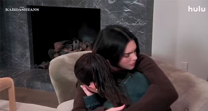 Kendall Jenner abraza a su hermana Kylie