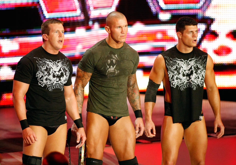 Ted DiBiase, Randy Orton y Cody Rhodes (de izquierda a derecha) durante un evento de Raw en 2009. Orton era la cabeza de 