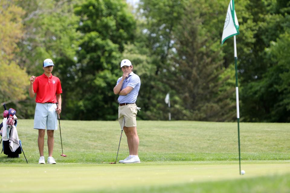 Jonathan Tecchio, a la izquierda, de Ketcham observa el putt de David O'Shaughnessy de Bronxville en el octavo hoyo de la Ronda 1 del torneo de golf masculino de la Sección 1 en Waccabuc Country Club el 15 de mayo de 2023.