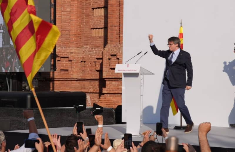 Catalonia's exiled separatist leader Carles Puigdemont arrives near the Catalan parliament to take part in the inauguration debate. David Zorrakino/EUROPA PRESS/dpa