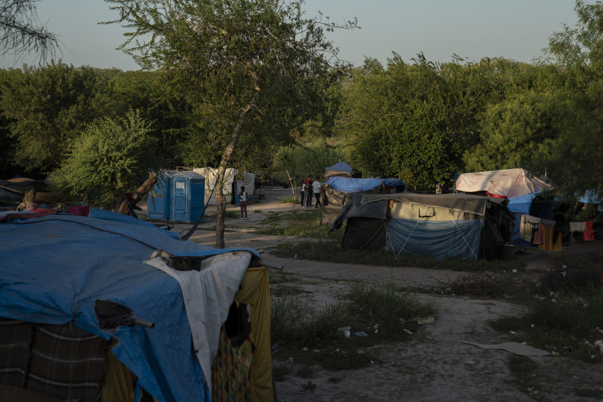 Un campamento de migrantes en el río Bravo en Matamoros, México, donde viven muchos miembros del pueblo indígena misquito de Honduras, con la esperanza de solicitar asilo en Estados Unidos, el 19 de julio de 2023. (Verónica G. Cárdenas/The New York Times)
