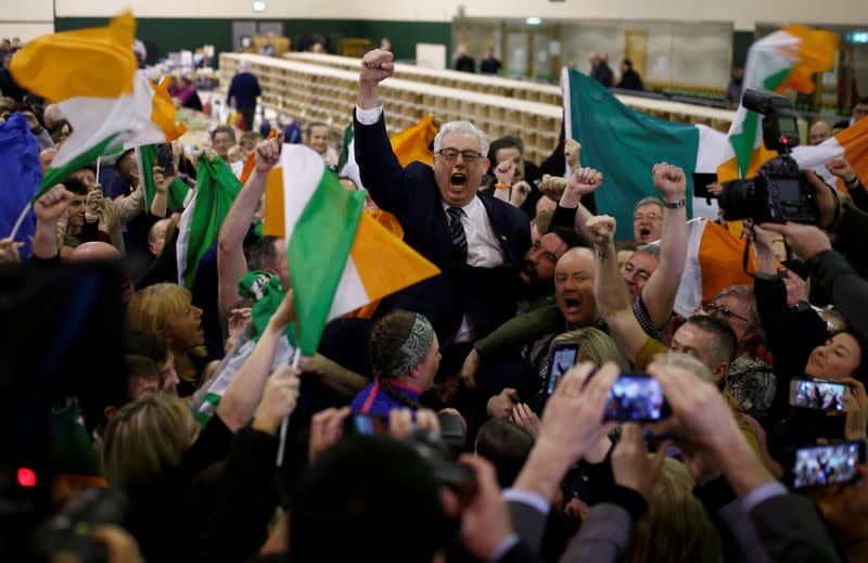 El candidato del Sinn Fein, Thomas Gould, junto a sus partidarios en Cork