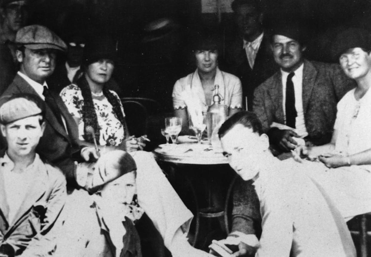 Pamplona, España, verano de 1926. De izquierda a derecha (en la mesa): Gerald Murphy, Sara Murphy, Pauline Pfeiffer, Ernest Hemingway y Hadley Hemingway. <a href="https://commons.wikimedia.org/wiki/File:The_Murphys,_Pauline_Pfeiffer,_and_the_Hemingways,_Spain,_1926.jpg" rel="nofollow noopener" target="_blank" data-ylk="slk:Wikimedia Commons;elm:context_link;itc:0;sec:content-canvas" class="link ">Wikimedia Commons</a>