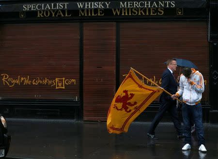 A man stands on the Royal Mile after the referendum on Scottish independence in Edinburgh, Scotland September 19, 2014. REUTERS/Russell Cheyne