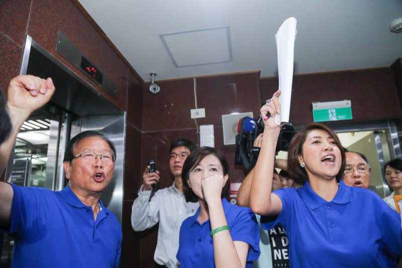 20160608-立法院委員會.內政.黨產條例進行議事錄確認.國民黨立委抗議.（陳明仁攝）