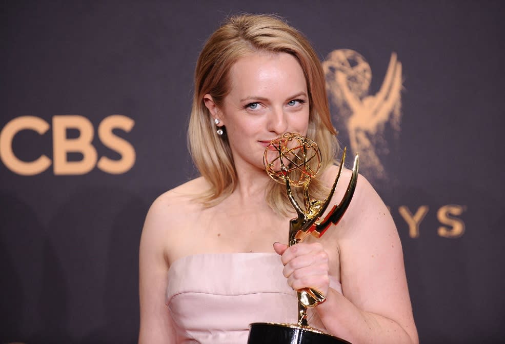 Elisabeth Moss admitted she “blacked out” after hearing she won the Emmy for “The Handmaid’s Tale”