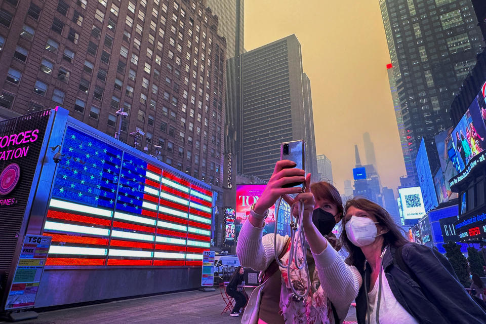 游客记录时代广场的雾霾