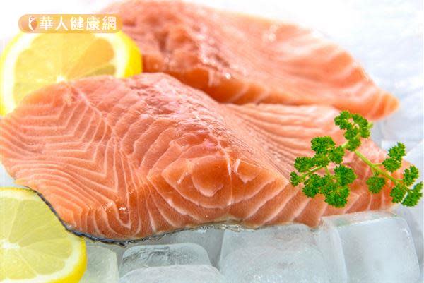 鮭魚含有豐富的Omega-3脂肪酸，適量食用安全的鮭魚有益健康。