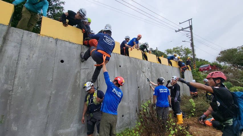 ORT叢林搜索救援專長班，學員高雄柴壽山實務操作安全確保下特訓。(記者黃富貴攝)