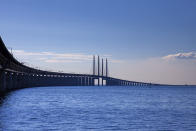 El puente de Oresund conecta la ciudad danesa de Dinamarca con la sueca de Malmö en un recorrido de 16 kilómetros, algunos de ellos en un tramo subterráneo. Cuenta con dos líneas de tren y cuatro carriles de carretera que cada atraviesan miles de personas. (Foto: Arterra / Universal Images Group / Getty Images).