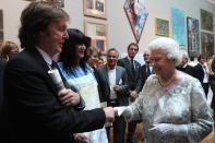 Bereits 1965 zeichnete Königin Elisabeth II. die Beatles mit dem Orden "Member of the Order of the British Empire", seit 1997 darf sich McCartney offiziell "Sir Paul" nennen. Auch beim diamantenen Thronjubiläum der Queen 2012 trat der Ex-Beatle - aus alter Verbundenheit? - natürlich auf. (Bild: Carl Court - WPA Pool/Getty Images)