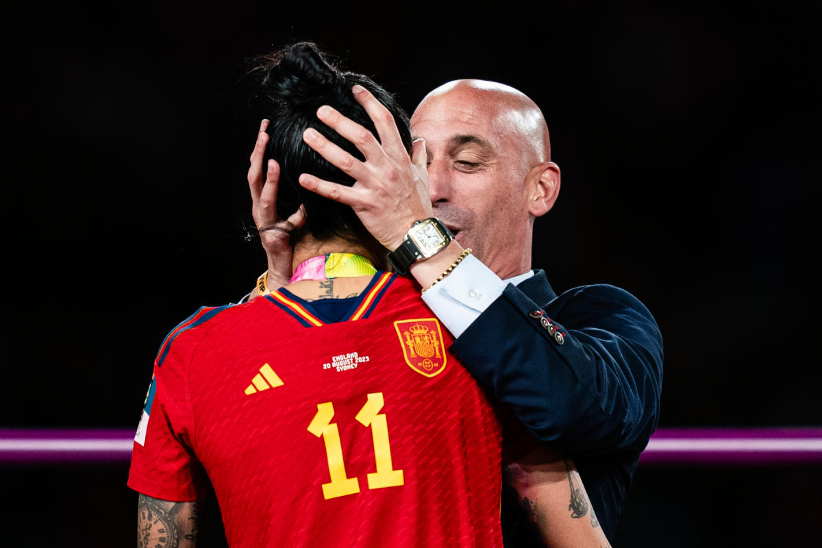 El presidente de la Federación Española de Fútbol se niega a dimitir por un polémico beso en el Mundial