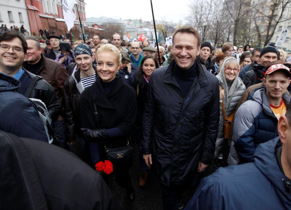 Alexei Navalny and his wife Yulia walk during an opposition rally in Moscow, October 27, 2013 (REUTERS)