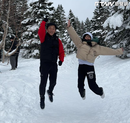陳茂榮在臉書上分享兩人出遊的照片，並寫下「祝福我吧！」，引發外界猜測（圖／翻攝自「露營瘋」臉書）