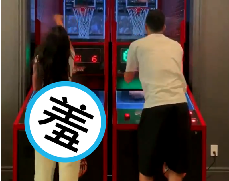 凱莉珍娜與NBA球星布克玩投籃機。（翻攝自推特）