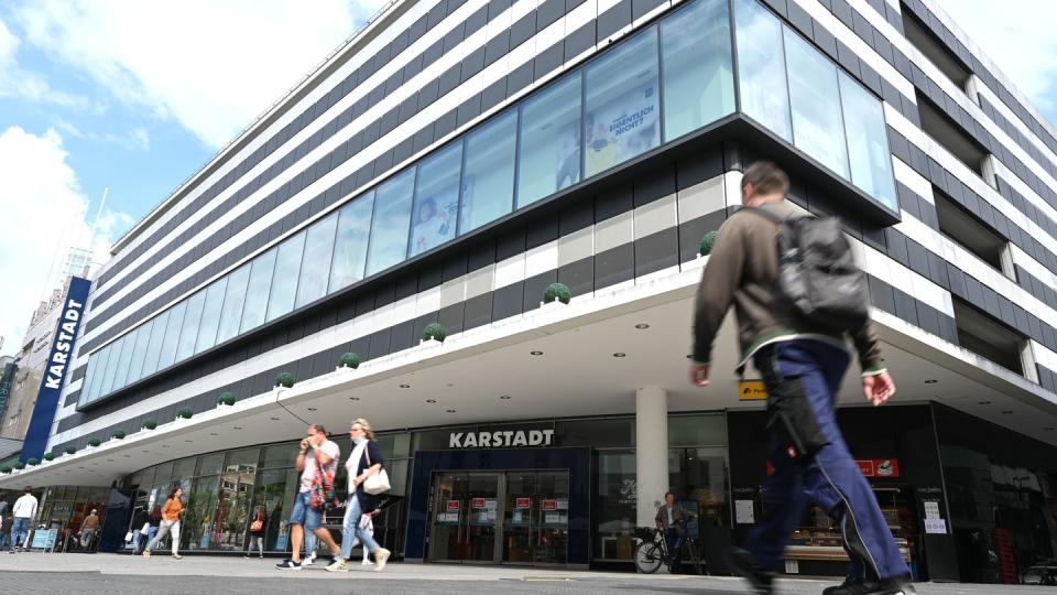 Passanten gehen auf der Frankfurter Einkaufsmeile Zeil am Eingang des Kaufhauses Karstadt vorbei.