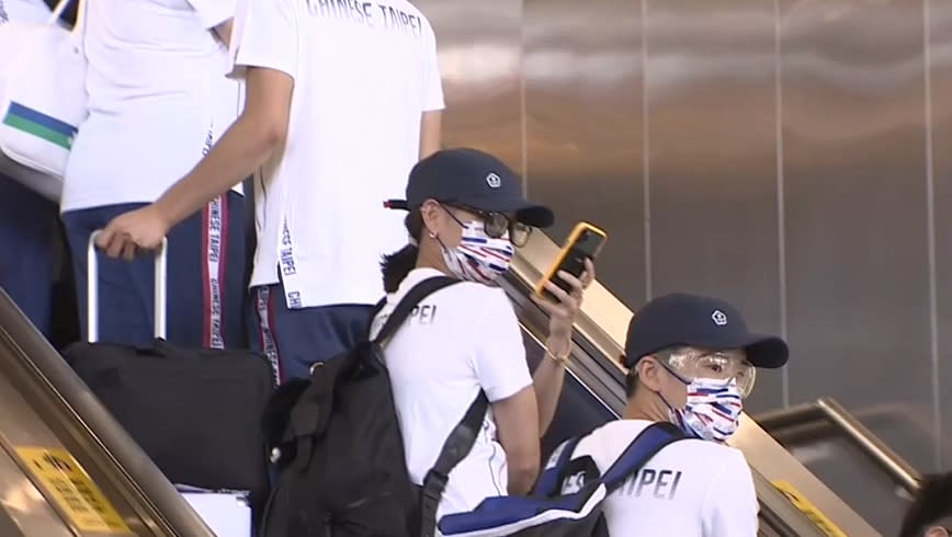 於松山機場準備起飛的奧運選手們。（圖／東森新聞）