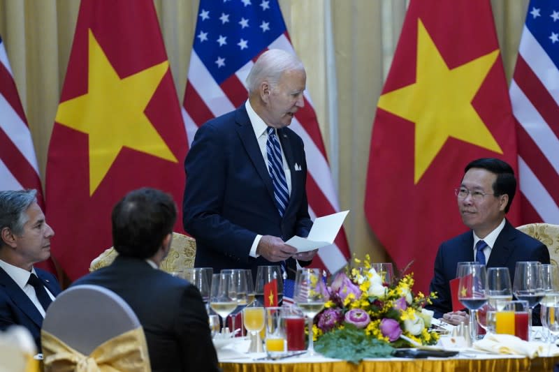 <cite>2023年9月11日，美國總統拜登在河內總統府舉行參加國宴，一旁為越南總統武文賞。（美聯社）</cite>
