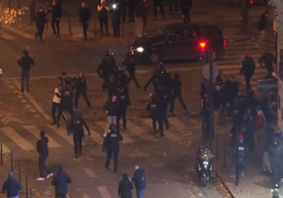 世界盃冠軍戰法國輸球，球迷上街洩憤與警方發生激烈衝突。