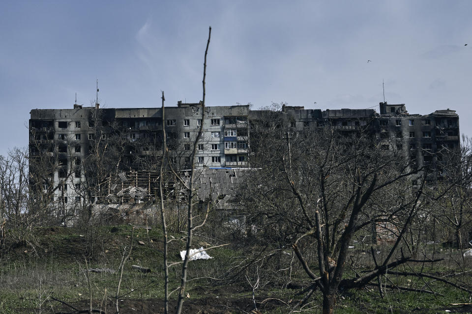 巴赫姆特多處民居遭到無情砲火轟炸，城區幾乎付之一炬。(畫面來源：AP)