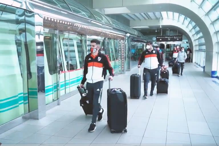 Los jugadores de River en la llegada al aeropuerto de Orlando