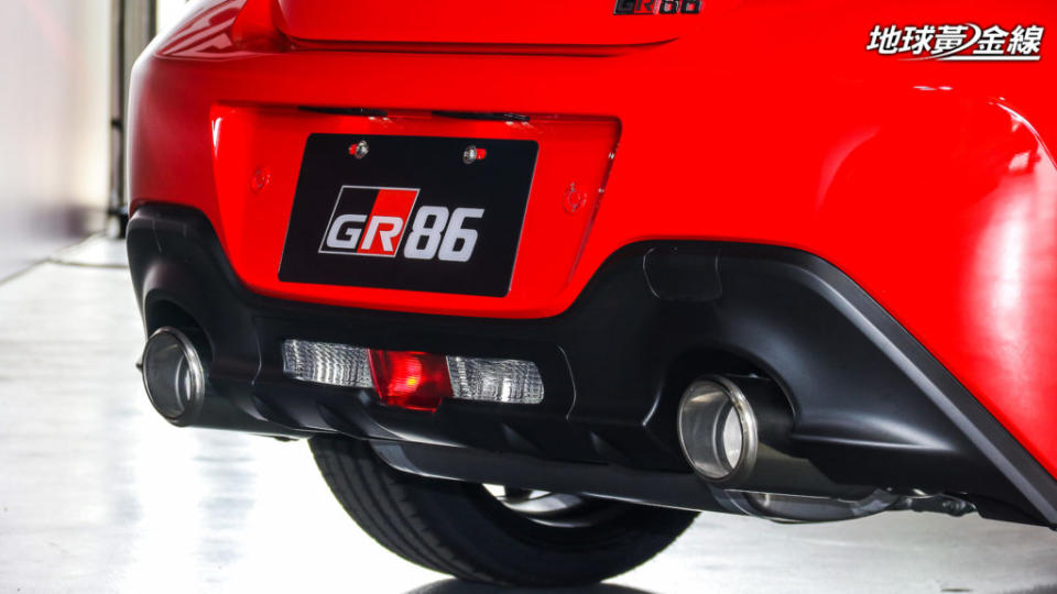 GR86車尾標配金屬雙出尾管。(攝影/ 陳奕宏)