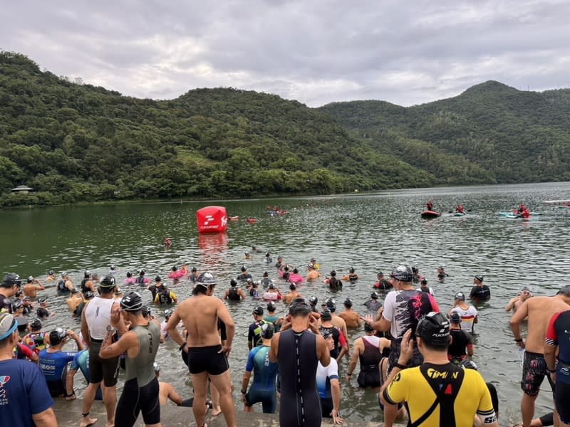 花蓮洄瀾鐵人三項 泳渡鯉魚潭1人無呼吸心跳 花蓮太平洋盃洄瀾鐵人三項錦標賽22日於壽豐鄉鯉魚 潭登場，但有選手未通過游泳項目晶片檢測點，主辦 單位最終在潭北碼頭找到65歲劉姓男選手，已無呼吸 心跳，確切意外原因由警方調查當中。 中央社記者李先鳳攝  113年9月22日 