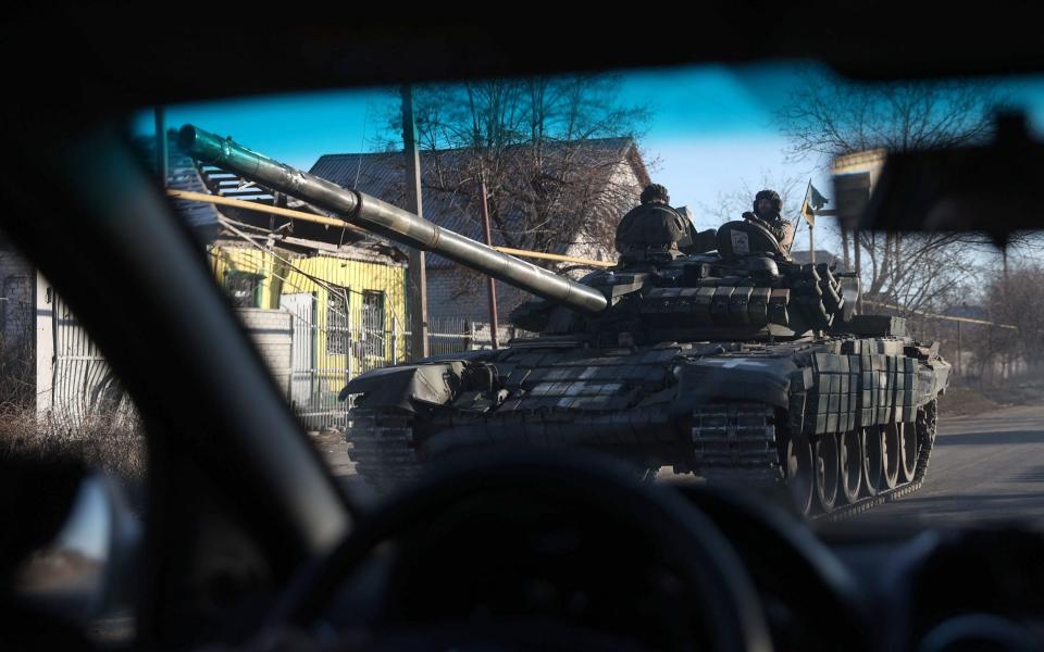 Ukrainian servicemen ride a T-80 tank not far from Lyman, Donetsk - ANATOLII STEPANOV/AFP
