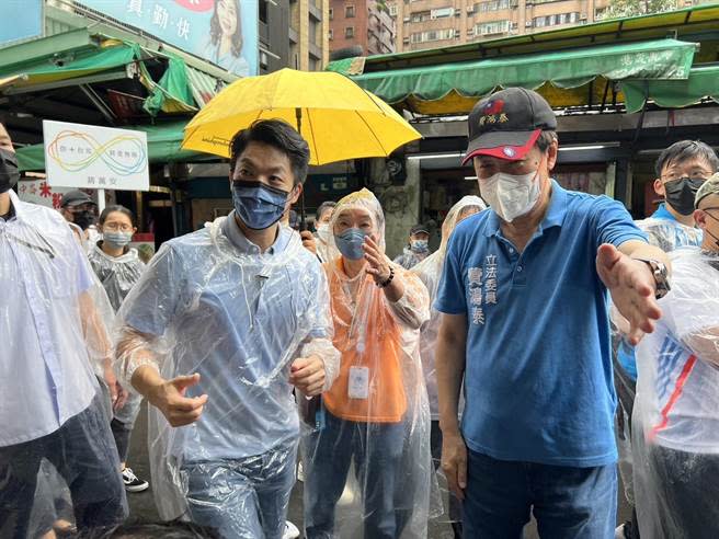 立委費鴻泰與地方鄉親仍一起力挺國民黨台北市長參選人蔣萬安，(費鴻泰提供）