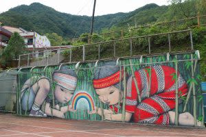 新竹錦屏國小壁畫以泰雅族神話「彩虹橋」為主題 | The mural painting in Jinping school, Hsinchu County is based on a legend of Atayal. （Courtesy of Facebook/ColorWayofLove)