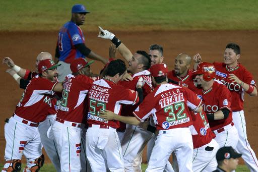 Los jugadores del mexicano Naranjeros de Hermosillo celebran su victoria contra los Tigres del Licey de Dominicana, tras la primera semifinal de la Serie del Caribe, el 6 de febrero en Isla Margarita (Venezuela) (AFP | Leo Ramirez)