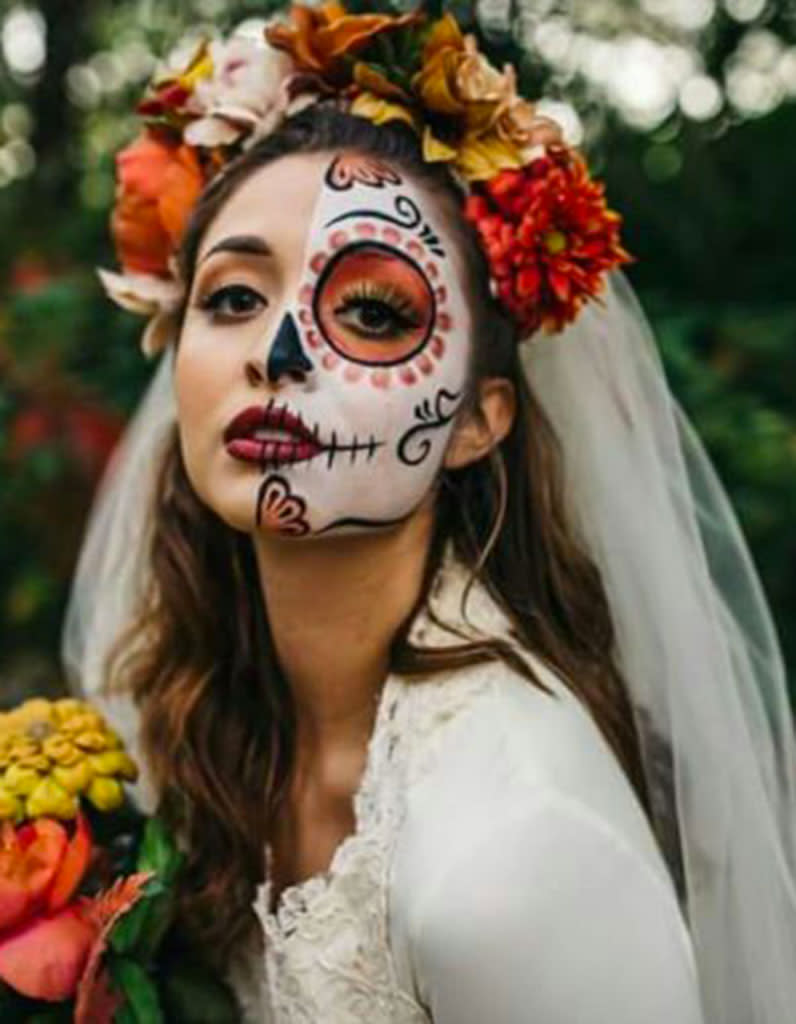 Maquillage Dia De Los Muertos sur la moitié du visage