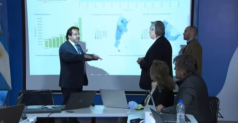 Marco Lavagna le explica a Fernández y Guzmán el desarrollo del operativo censal.