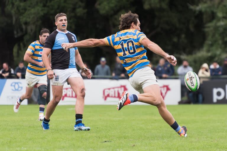 Santiago Fernández patea ante Juan Campion; autor de patadas estratégicas y a los palos fundamentales para Hindú, el apertura aportó 7 puntos para la victoria del Elefante contra CUBA en el Top 14.