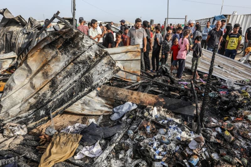 Palestinians inspect their tents destroyed after an Israeli air strike, which resulted in numerous deaths and injuries, in the Al-Mawasi area, which was bombarded with several missiles targeting the tents of displaced people west of the city of Rafah in the southern Gaza Strip .  Abed Rahim Khatib/dpa