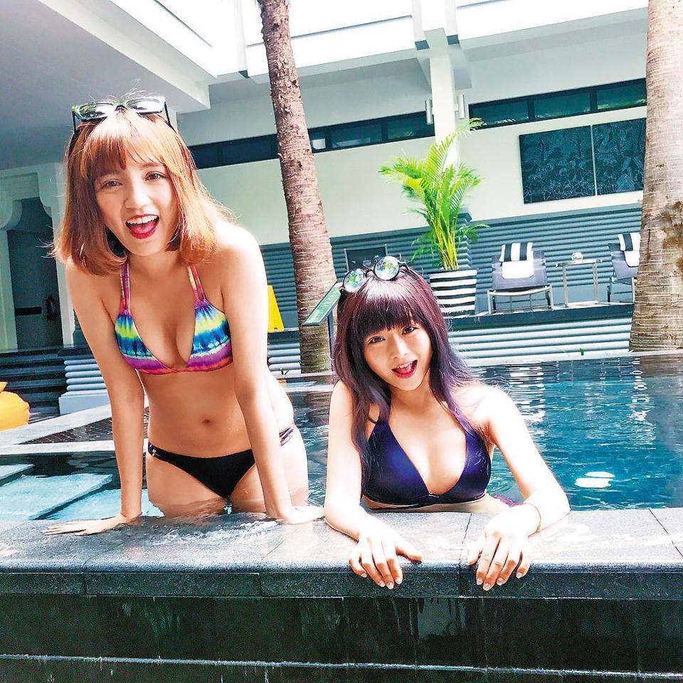 去年夏天，謝雨芝（左）在男性時尚雜誌脫的尺度很大，她也曾在社群網站放上自己的泳裝照，雖然Ｂ奶但看來有料。（翻攝自謝雨芝IG）