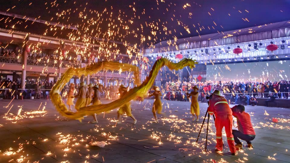 Dragon dances are performed under flying molten iron at Huanglongxi ancient town in Chengdu, in southwest China's Sichuan province. - Imaginechina Limited/Alamy Stock Photo