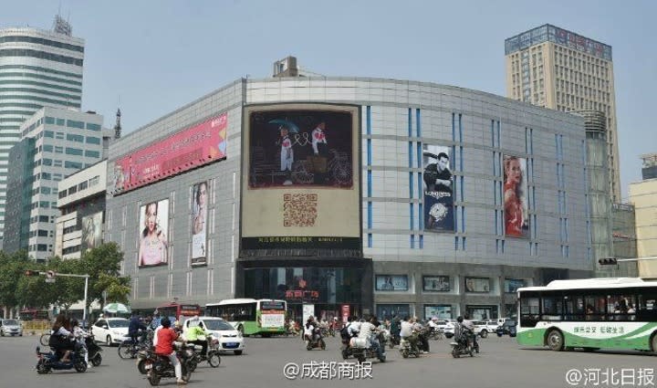 Las fotos de la pareja fueron difundidas por un centro comercial de Hebei, así como en Weibo, la red social más utilizada de China.