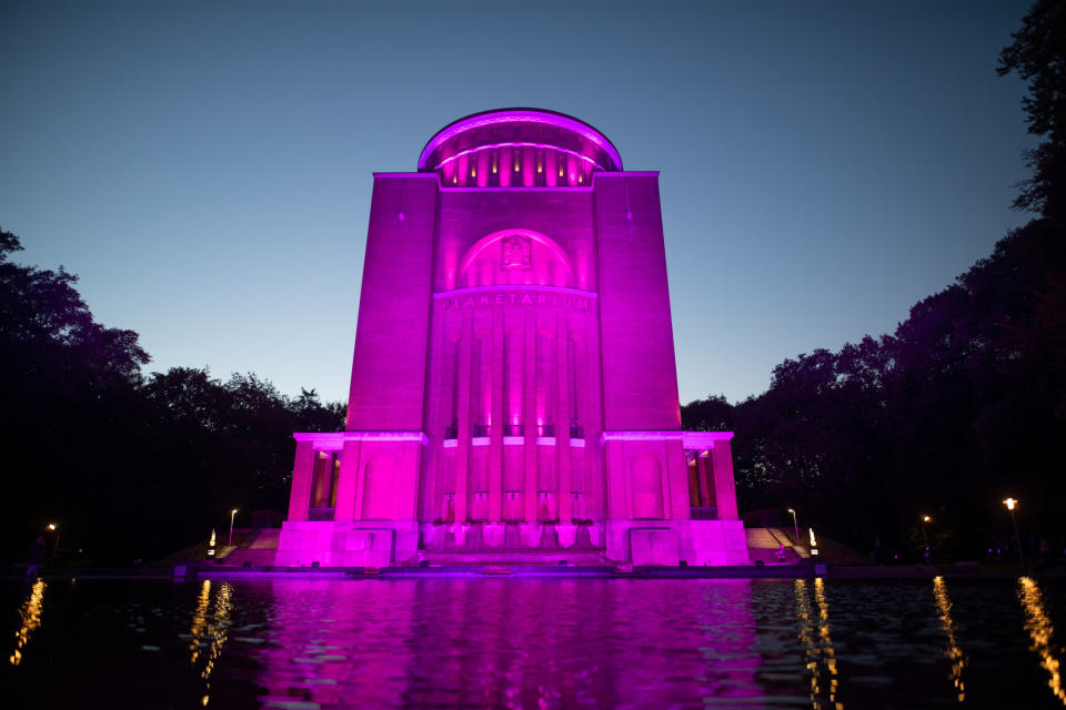 Das Planetarium wird im Rahmen einer bundesweiten Aktion zum Welt-Mädchentag mit pinkfarbenen Licht angestrahlt (Bild: Daniel Reinhardt/dpa )