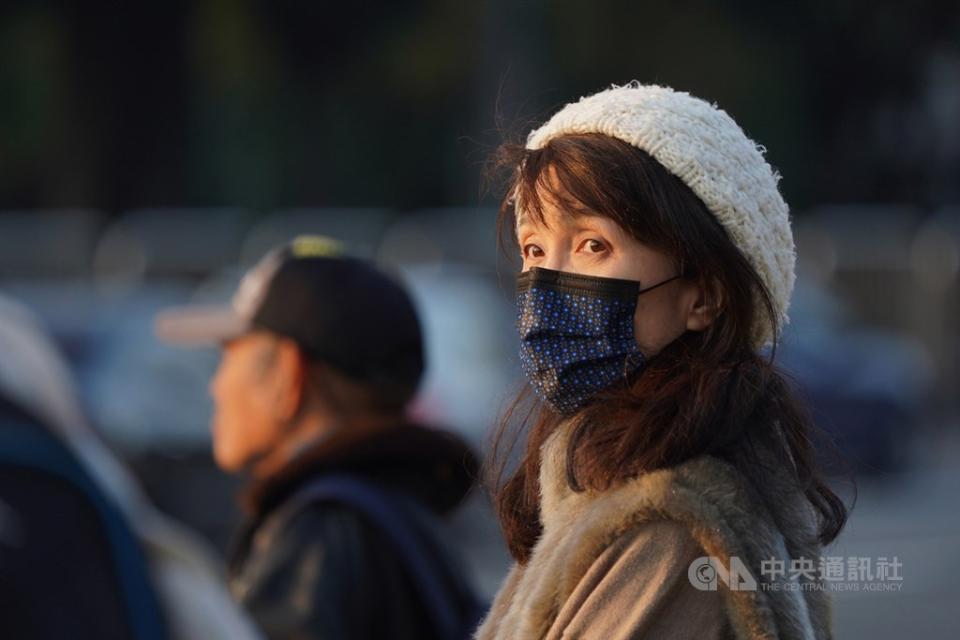 中央氣象局天氣預報指出，明天(14日)及周五(15日)仍是日夜溫差大的天氣，白天西半部高溫約攝氏25度左右，但中部以北低溫僅6至9度；其中桃竹苗位於弱風處、輻射冷卻強，夜晚清晨可能會有6度以下低溫發生。(中央社資料照)