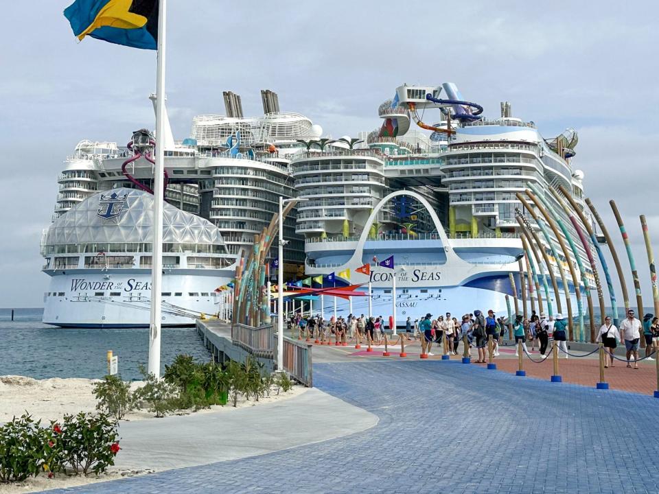 Fast alle Reisen der Wonder of the Seas und der Icon of the Seas beinhalten einen Stopp auf der privaten Insel von Royal Caribbean. - Copyright: Sharon Yattaw