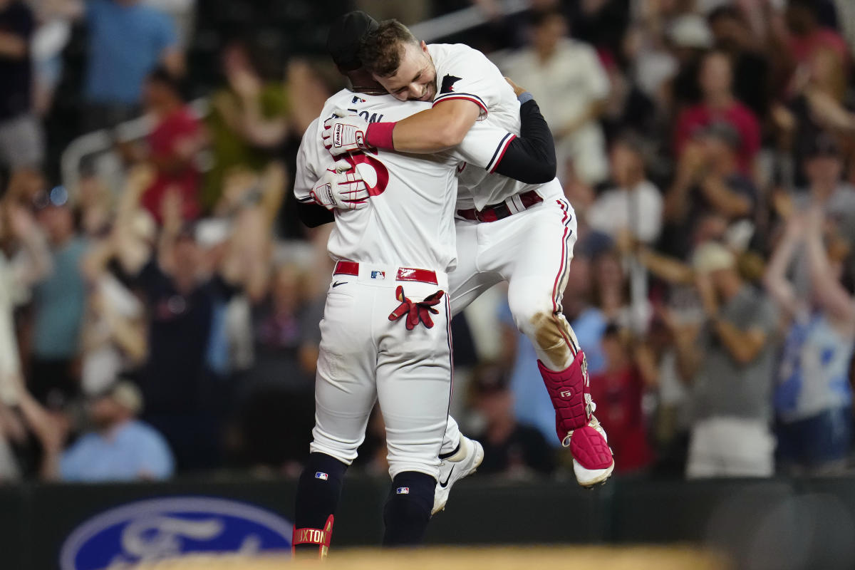 Braves' Adam Duvall exits after sustaining oblique injury on swing