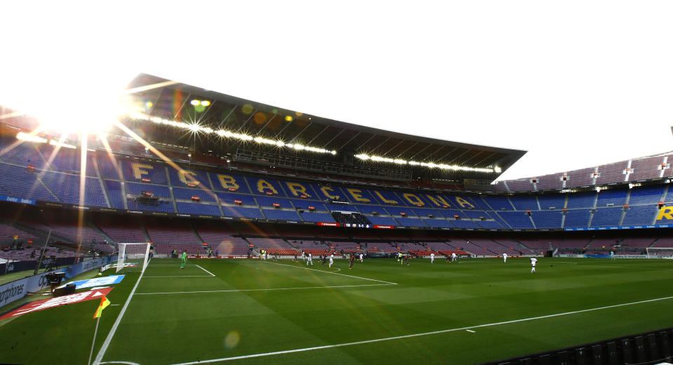 El estadio Camp Nou de Barcelona durante el clásico entre el Real Madrid y el Barcelona, el 24 de octubre de 2020. (AP Foto/Joan Monfort)