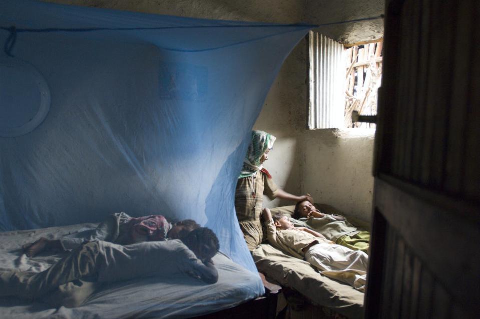 Los niños duermen bajo mosquiteros en Etiopía para protegerse de los mosquitos que propagan la malaria. <a href="https://www.gettyimages.com/detail/news-photo/amina-dawd-strokes-one-of-her-resting-childrens-hair-as-two-news-photo/585855434?adppopup=true" rel="nofollow noopener" target="_blank" data-ylk="slk:Louise Gubb / Corbis via Getty Images;elm:context_link;itc:0;sec:content-canvas" class="link ">Louise Gubb / Corbis via Getty Images</a>