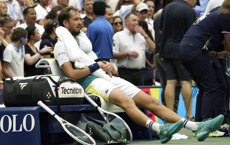 El ruso Daniil Medvedev espera desplomado en su silla y con toallones con hielo en una de las pausas de su partido ante Andrey Rublev en el US Open.