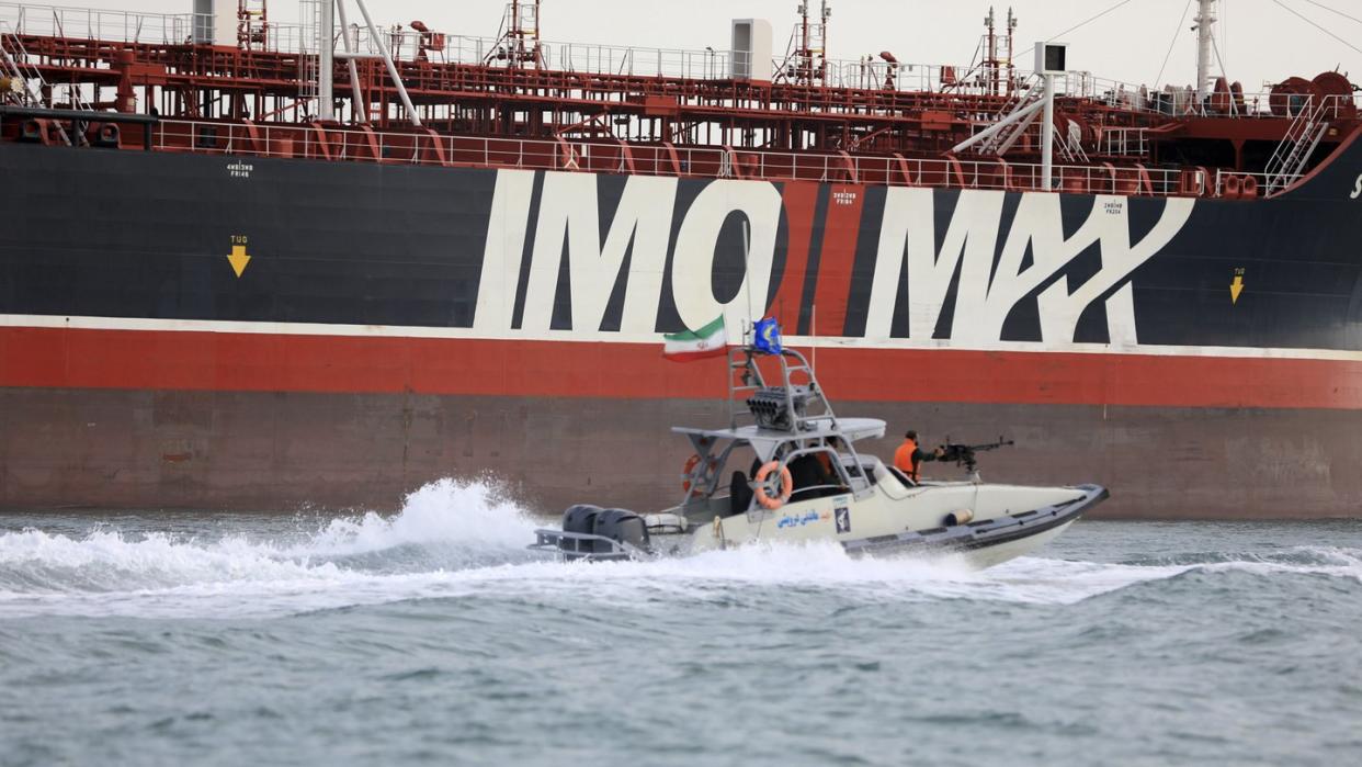 Ein Schnellboot der iranischen Revolutionsgarden umkreist den unter britischer Flagge fahrenden Öltanker «Stena Impero» in der Straße von Hormus. Foto: Morteza Akhoondi/Mehr News Agency