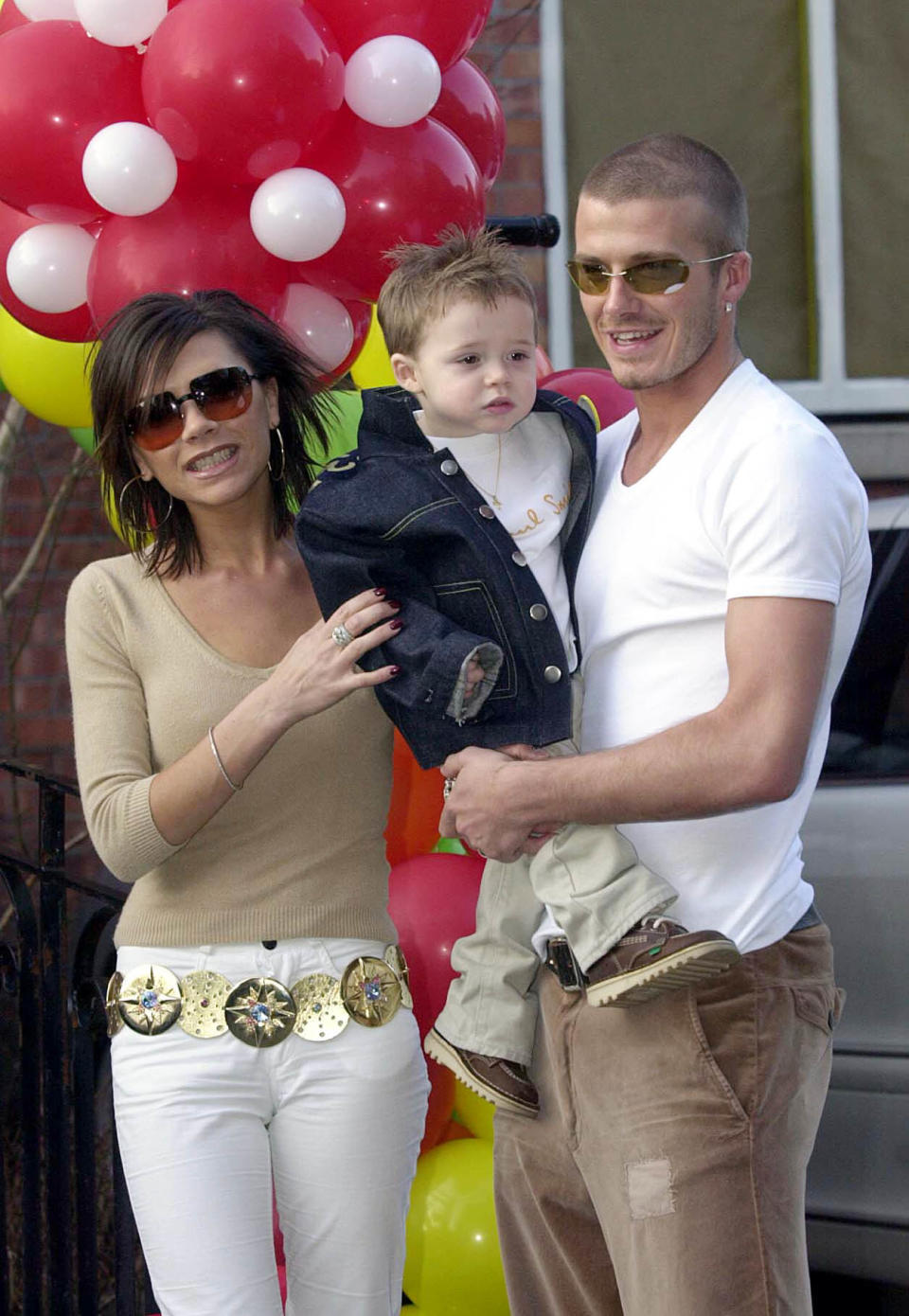 Victoria y David Beckham ya eran padres de un hijo cuando decidieron pasar por el altar. Aquí les vemos celebrando el segundo cumpleaños de su primogénito, Brooklyn, en Alderley Edge (Cheshire, Inglaterra). (Foto: David Jones / Getty Images)