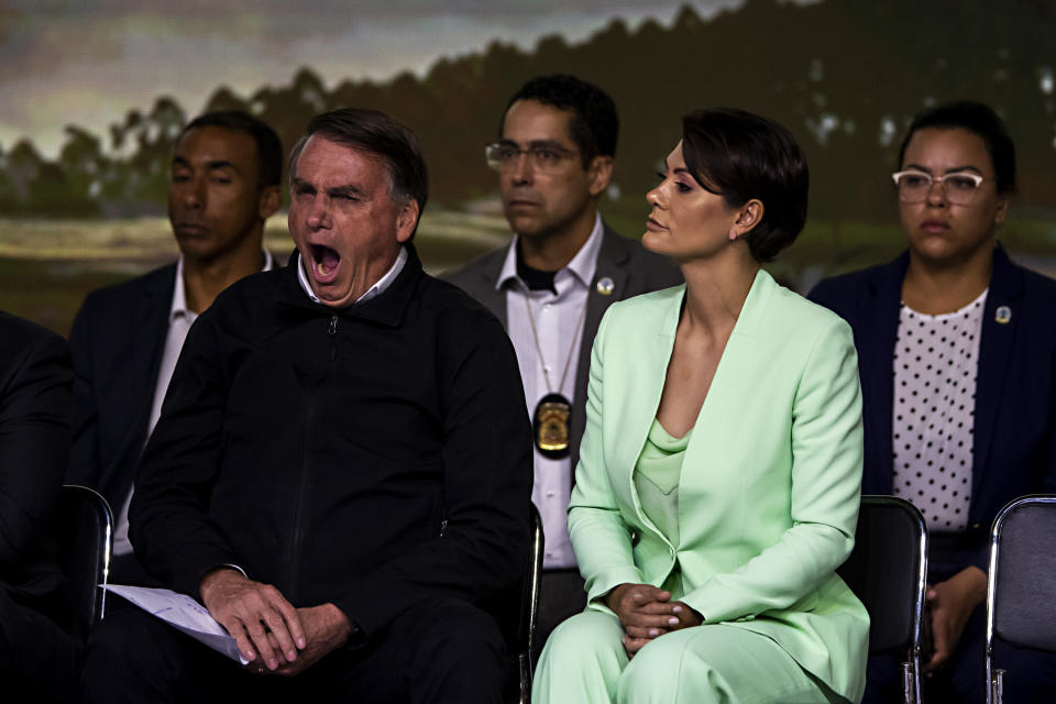 El presidente de Brasil, Jair Bolsonaro, bosteza junto a su esposa, la primera dama Michelle Bolsonaro, durante un evento con líderes empresariales de los sectores avícola y porcino el martes 9 de agosto de 2022, en Sao Paulo. (AP Foto/Marcelo Chello)